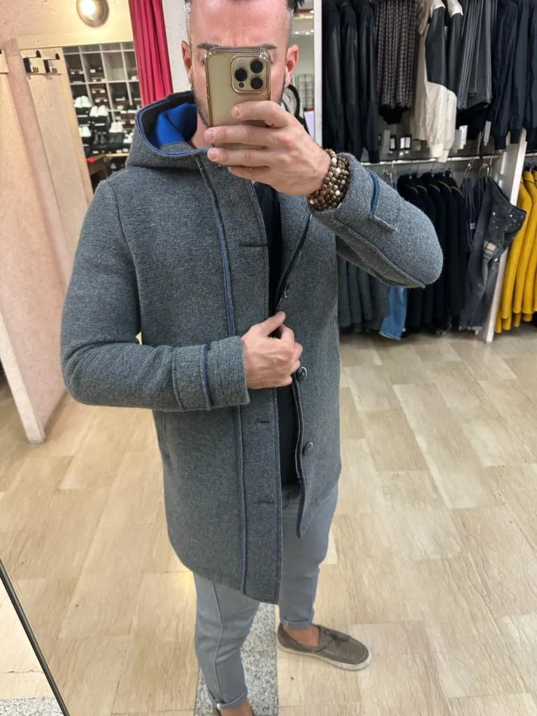 Parka V2 in misto lana con ampio cappuccio, doppia chiusura bottoni e zip, martingala all’estremità della manica Ti