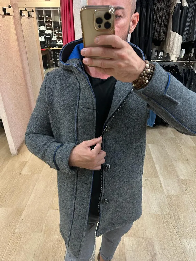 Parka V2 in misto lana con ampio cappuccio, doppia chiusura bottoni e zip, martingala all’estremità della manica Ti