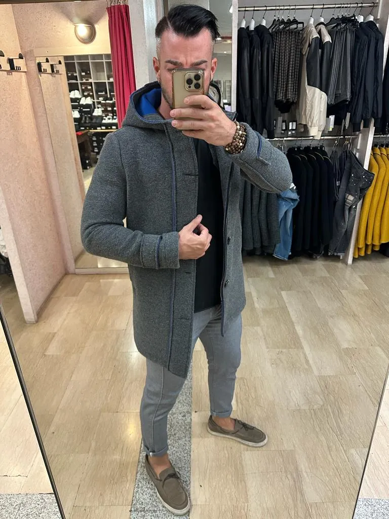 Parka V2 in misto lana con ampio cappuccio, doppia chiusura bottoni e zip, martingala all’estremità della manica Ti