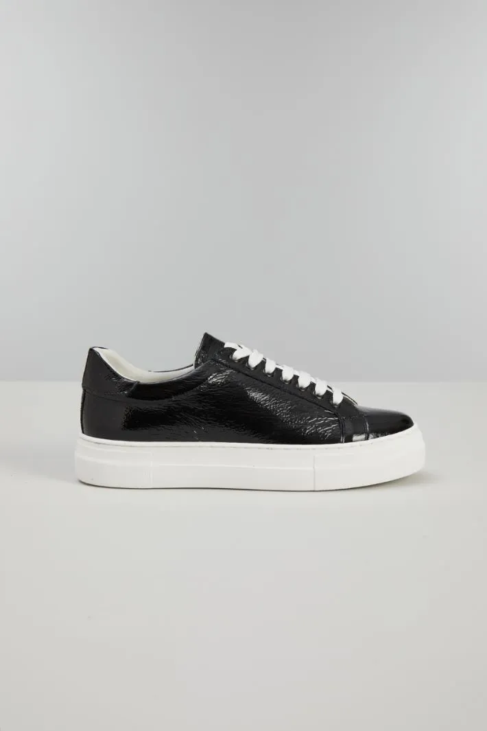 Sneakers in vernice